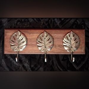 Wall Hanger of Three Metal Silver Finished Tropical Leaf Hooks